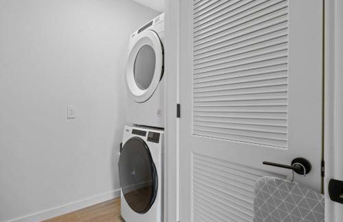 Skyline View, Pool, Gym, Balcony's, Walk to BWay! - Foto 26