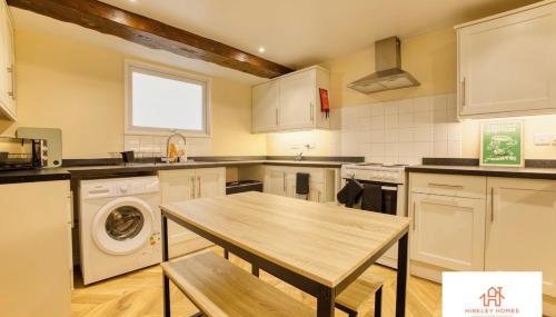 4 BR - Sleeps 12 - Long Stays - Free Parking - Foto 3