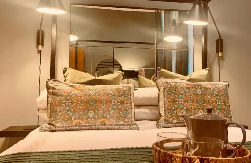 The Fifth Quarters, Grade II Listed Apartment, The Lace Market, NG1, City Centre, Nottingham, Sleeps 4 - Photo 11