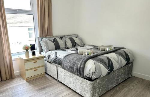 The Regent's Retreat - Modern 4-Bedroom Home - Photo 2