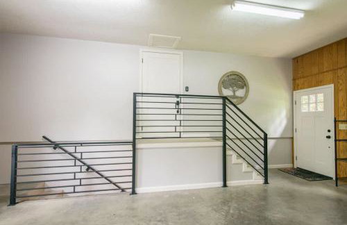Mountain View 3BR with Sunroom, Close to Ski and Trails - Foto 41