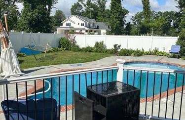 The Most Desired Summer Retreat with Private Pool Just 5 Minutes from the Beach - Foto 47