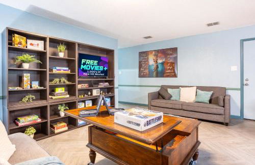 Ultimate Game Room Oasis for 12 - Private Patio - BBQ - 2 Kings - 6 TVs - Full-Body Massage Chair - Foto 14