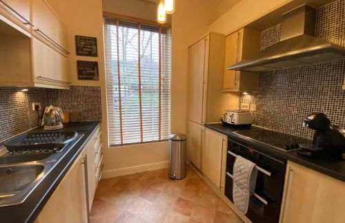 Fabulous 2 bed Historic Ground floor apartment Belper with free car parking next to property - Foto 13