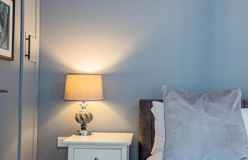 Exquisite Renovation in Central Location with Garden and Parking - Photo 52