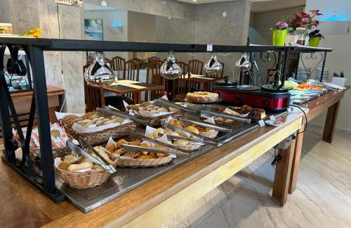 Fabuloso flat 241, Amarílis, Riviera de São Lourenço 3 Piscinas climatizadas carregador veiculo eletrico 2 quartos sendo uma suíte internet 500mb Adega, cozinha equipada completa, serviço de praia fim de semana limpeza trocas de toalhas, - Foto 27