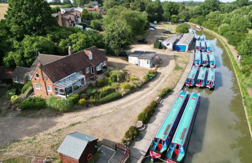 Waterside Cottage - Sleeps 11 on Grand Union Canal - Photo 29