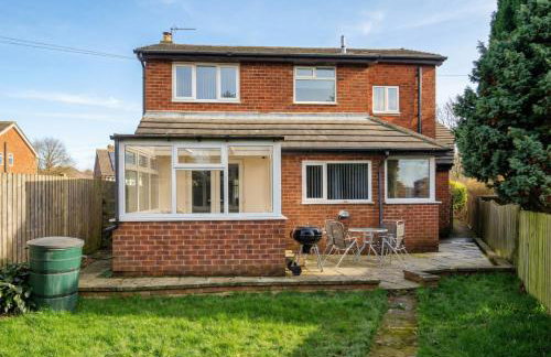 Family-Friendly Detached House Near Leeds and Bradford with Garden - Foto 34