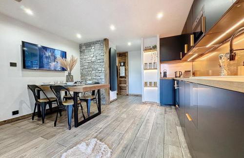 Modern 2BR Apt with Mountain Views & Private Parking - Foto 2