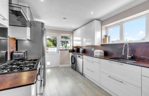 Sea Downs House with Free Parking By My Getaways - Foto 26