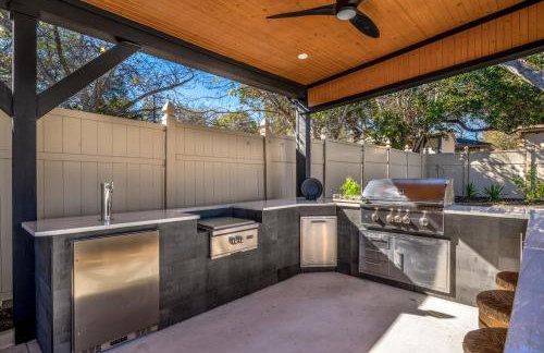 Relaxed Luxury Pet Friendly Home with Pool and Backyard Lounge in San Antonio, TX - Foto 59