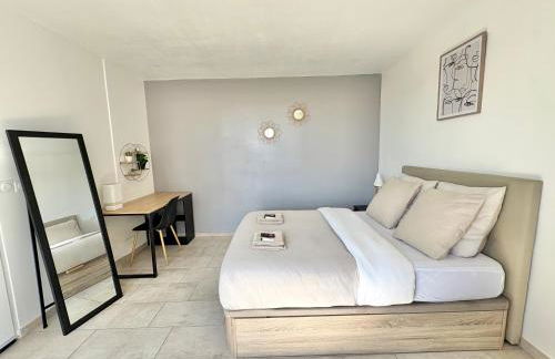 Comfortable and bright renovated 4-room apartment 5' downtown - Photo 9