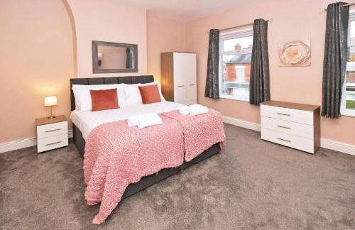 Somerville House by YourStays - 4 Bedroom House in Crewe - Photo 3