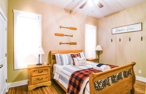 Paradise Point - 4BR Lakefront Haven Dock, Kayaks, & Cozy Firepit - Foto 37