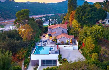 LA Hillside Retreat w Pool Views Fire Pit Outdoor Lounging Casa Bellagio by AvantStay - Foto 1