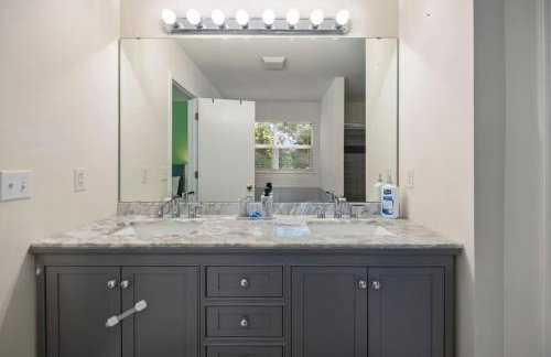 Modern Comfort Loves Park - Stylish 3BR Getaway - Foto 29