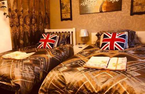 Cheerful 4 bedroom house with garden free parking - Photo 28