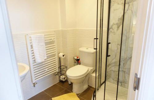 4 bedroom, Sleeps 12, Free Parking - Foto 9