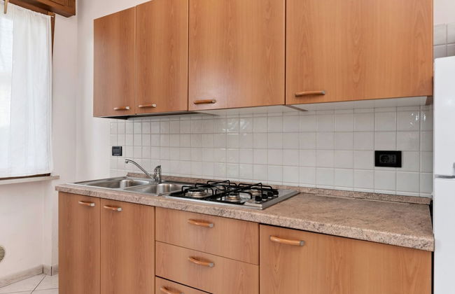 Spacious Apartment With Garden - Photo 9