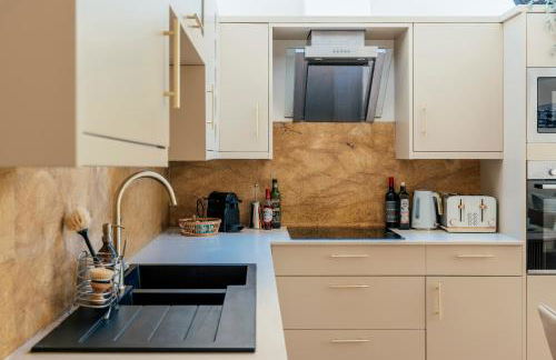 Beautiful Ground Floor Apartment Plus Private Garden - Photo 13