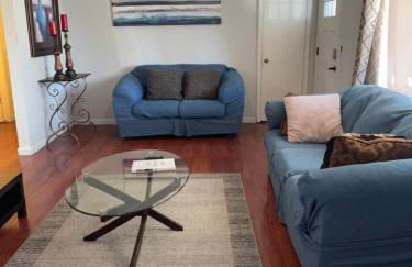 Cozy Home with Sparkling Pool/Pet Friendly - Photo 3