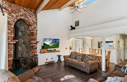 Mountain Palette by Avantstay Hot Tub, Game Room, Deck, Sweeping Views! - Photo 14