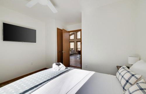 Serene Escape at Big Bass Lake & Pool Access - Foto 33