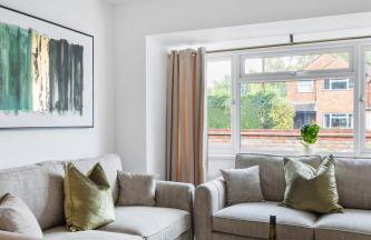 Woking -Garden Driveway Parking 4Bed - Photo 8