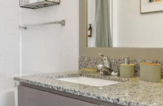 Chic 2BR King Bed Balcony Krog Market Steps to Beltline - Foto 19