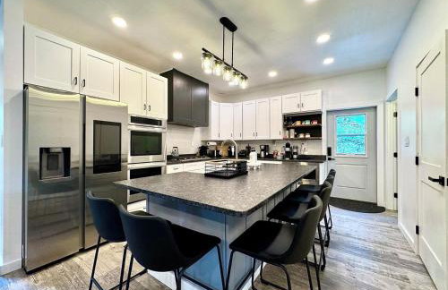 Cozy Cabin w Private Hot Tub and Fire Pit - Foto 9