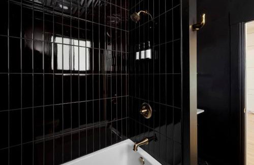 Luxe Victorian Retreat • Walk to Downtown - Foto 18