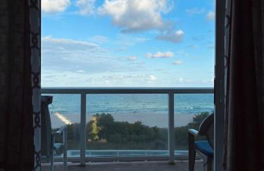 Pavilion Beach Front Apartment with Balcony - Photo 16