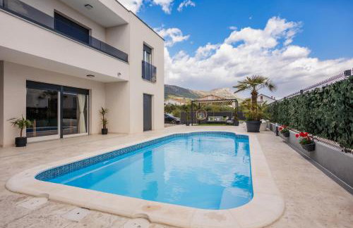 Sunluxvilla 4BR Heated Pool Jacuzzi Sauna - self check in - Photo 8