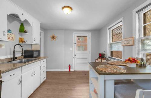 City Charm Walk to Trinity & Hospital with Parking - Foto 14