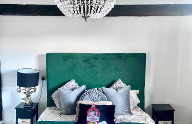 Farmhouse Retreat with Hot Tub, Pool, Horses, Games Room, Free Car Park, Only 45 min from Oxford Circus - Foto 29