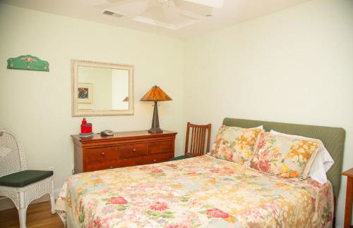 Little Stuga - Cute cozy cottage - minutes from downtown and Oval Beach! - Foto 13