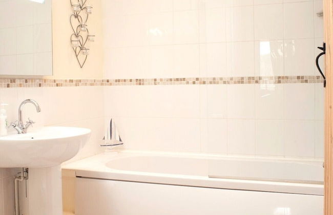 Bryn Melyn Farm Cottages- 5 Luxury Cottages In A Stunning Setting with Wood Fired Hot Tub - Photo 25