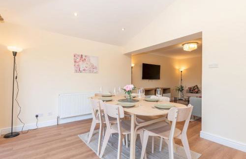 Pass the Keys Stunning Spacious Chessington Gem with Parking - Photo 18