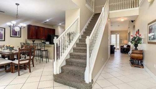 Fantastic 7 Bed 6 Bath in Prestigious Gated Comm. - Foto 1