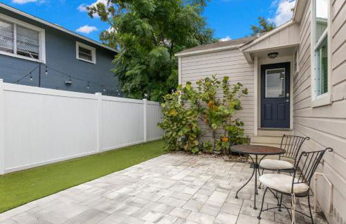 NEW SoHo Sanctuary - Gorgeous Apartment Steps to S Howard Ave with Fenced Yard - Foto 18