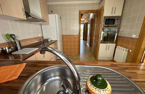 Casa grande de tres plantas con parking gratis - Foto 20