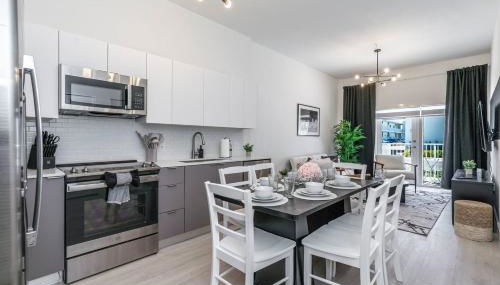 Classy 2BR-2BA Oasis Beach Pool Parking EV Station - Foto 2