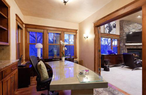 Luxe Artful Mountain Retreat with 4 King Suites, 8 Person Hot Tub and 3 Decks - Foto 15