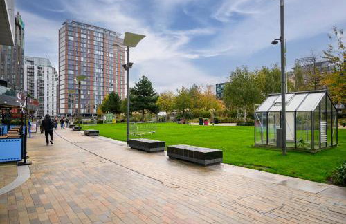 Panoramic City Views Elegant 2BR, 2 Min to Metro - Foto 26