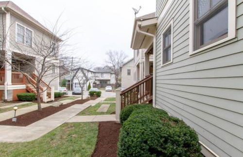 Vibrant Trendy Two Bedroom Home Near Marathon Village - Foto 42