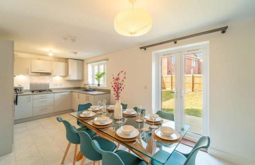 Charming 4 Bedroom House for 8 - Family Friendly - Fast WiFi - Parking - Photo 13