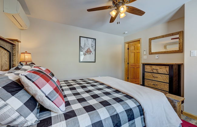 Over the Top Lodge by Avantstay Hot Tub, Shared Pool, Beach/lake Access - Foto 2