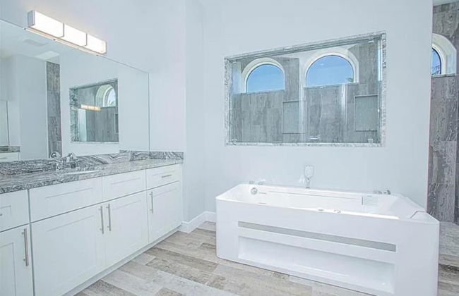 Stunning Luxury Mediterranean-style Private Oasis! - Foto 13