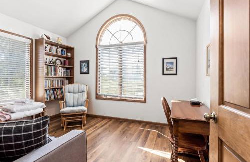 Experience lakeside luxury at Sunset Cove, a spacious 5-bedroom home - Foto 21