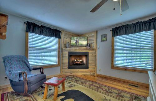 Bear Naked Hideaway - Relax in the hot tub with sounds from the nearby creek - Foto 18